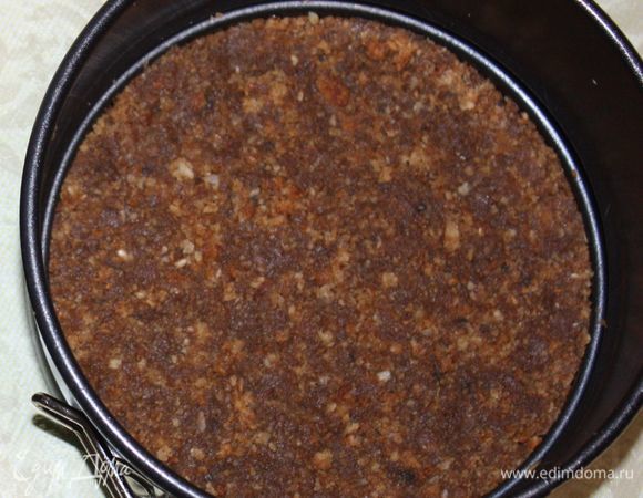 На дно форм положить массу из печенья и масла, разровнять.