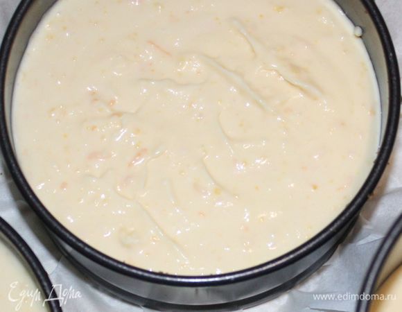 Крем выложить на печенье, разровнять. Духовку разогреть до 200°C и выпекать около 40 мин.