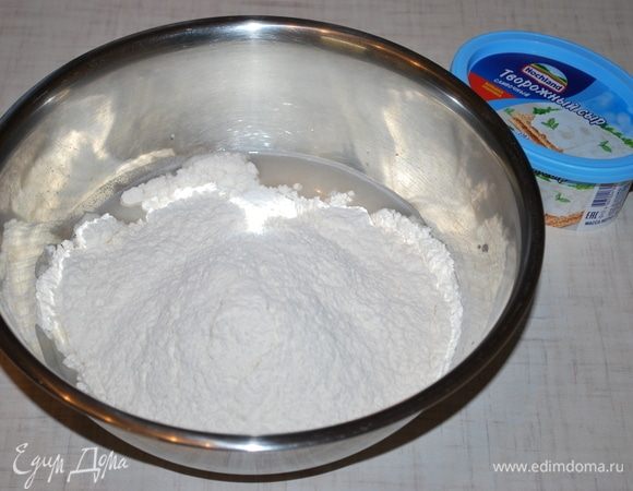 Добавить муку и замесить тесто.