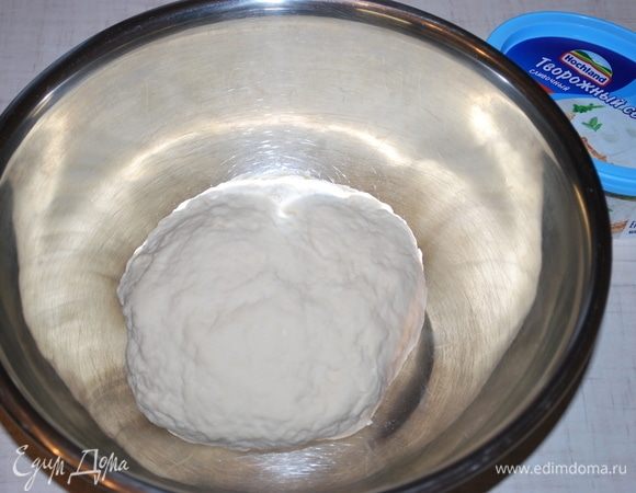 Тесто получается тугое. Завернуть в пленку и оставить на час-два.