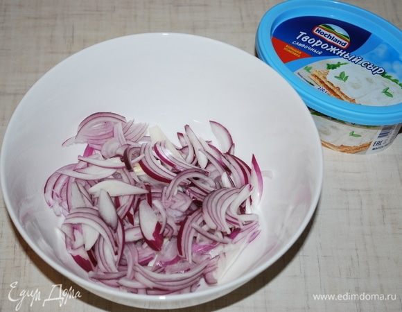 В воду добавить уксус, сахар и замариновать лук.