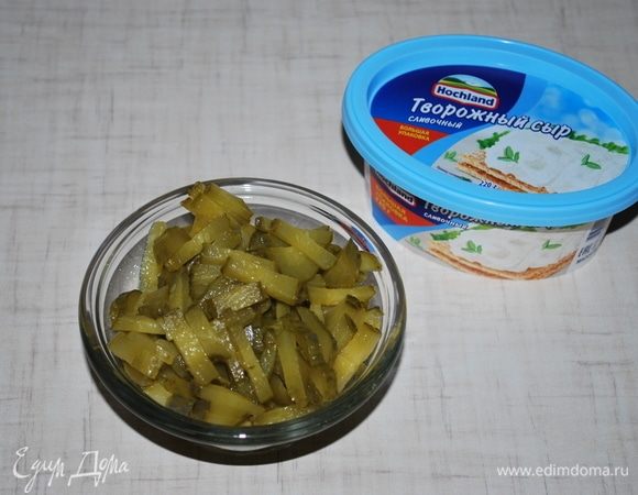 Нарезать маринованные огурцы.