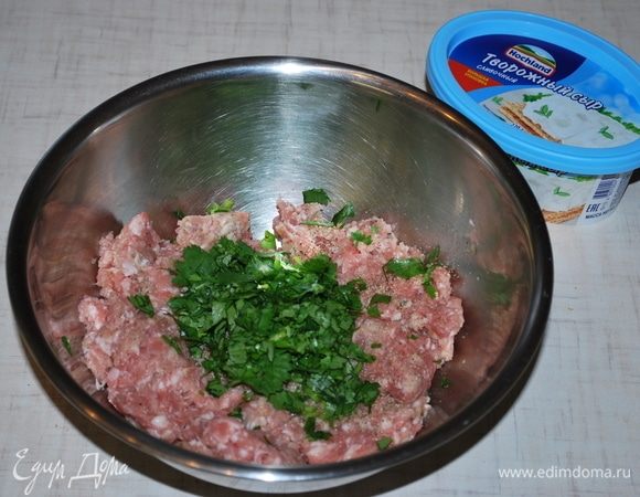 В фарш добавить одну луковицу, черный перец, соль и кинзу. Хорошо перемешать.
