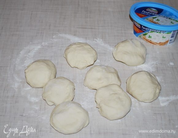 Тесто разделить на 8 частей.