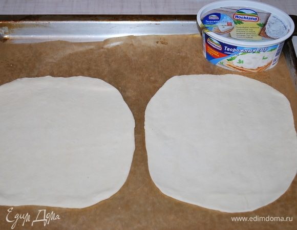 Раскатать тонко тесто.