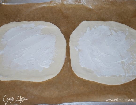На пласт теста намазать творожный сыр Hochland.