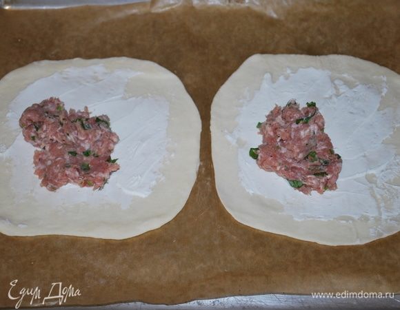 На сыр намазать фарш тонким слоем.