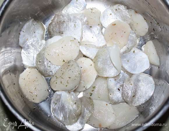 Щечки судака посолить, добавим специи, поставить мариноваться.