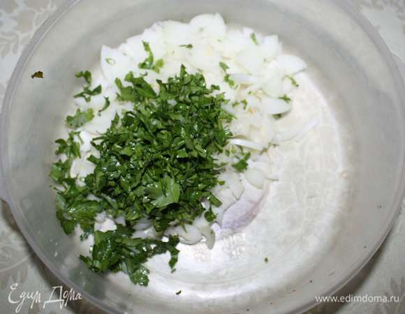 Приготовим запеканку по первому варианту. Лук и петрушку мелко нарежем.