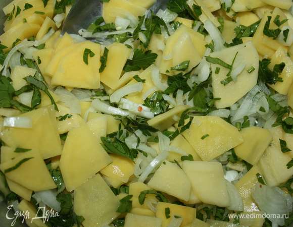Добавим нарезанный картофель. Посолим, добавим специи. Тщательно перемешаем.