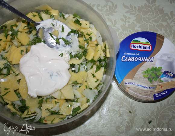 Смешаем сливочный плавленый сыр Hochland со сметаной. Добавим в картофель.