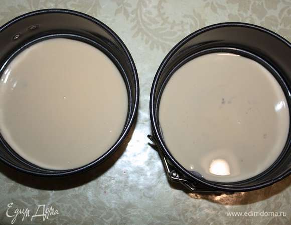 Взбитым яйцом зальем дно формы.