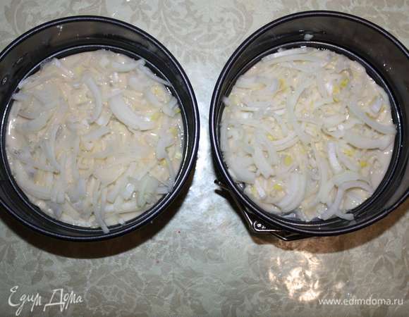 Выложим нарезанный лук.