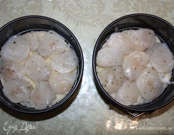 Далее выложим щечки судака.