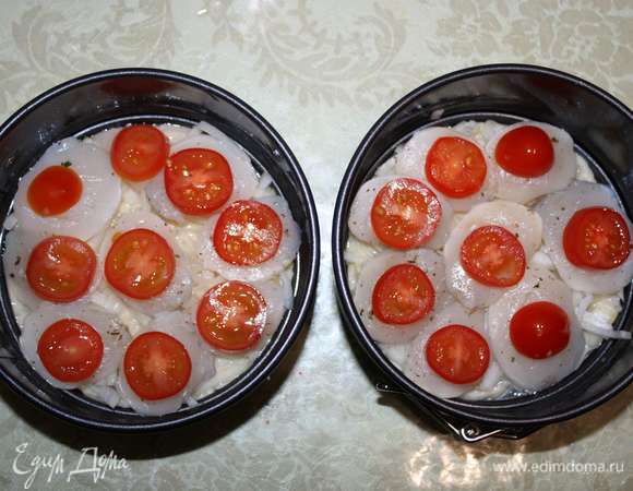 На каждый кусочек рыбы положим дольку помидора.