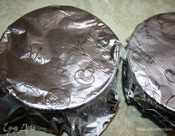 Накроем фольгой. Запекаем в разогретой до 200°С духовке в течение 30–40 минут.