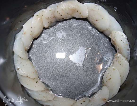 Приготовим запеканку по второму варианту. В форму выложим щечки судака (т.о. чтобы они создавали бортик).