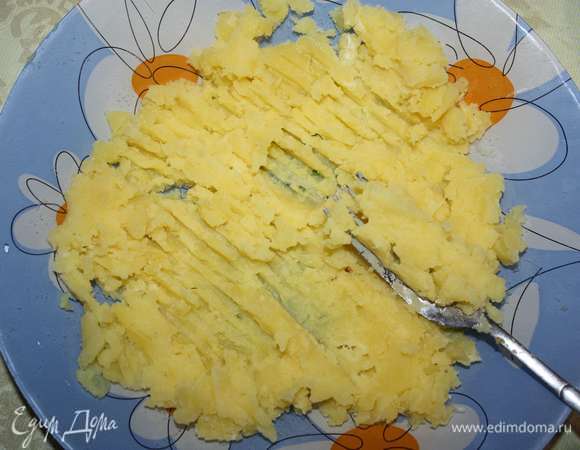 Картофель отварной размять, добавить соль. Выложить в форму.