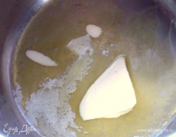 Для блинчиков растопить ложку масла.