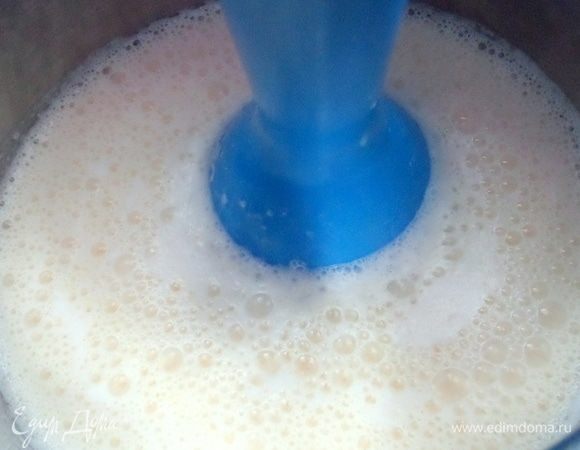 Всыпать соль, сахар, ваниль, взбить блендером.