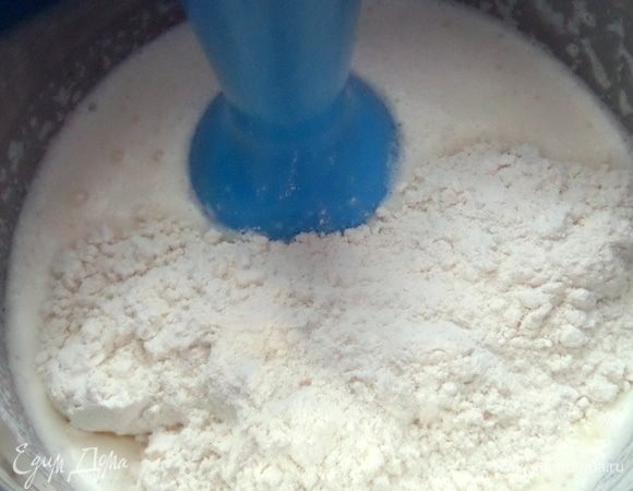 Подсыпать муку с разрыхлителем и продолжать взбивать.