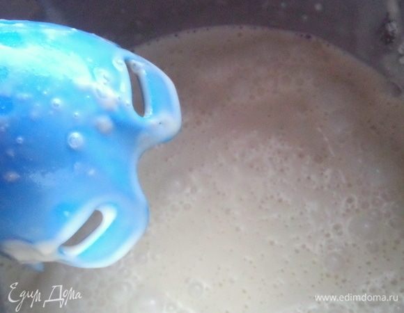 Тесту дать немного постоять, 5–10 минут. Перемешать ложкой.