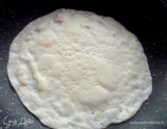 Смазать сковороду немного маслом и налить тесто.