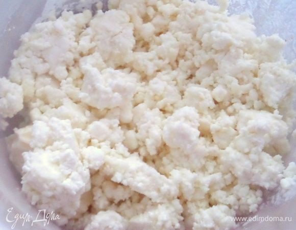 Для начинки взять творог. Если крупинками, то перетереть или взбить блендером.