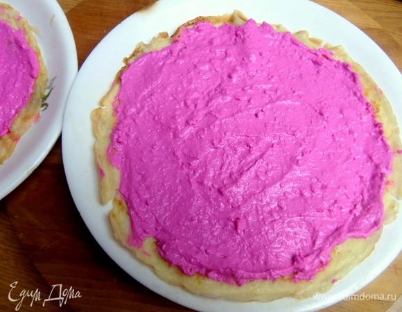 Начинки хватит на 3–4 блинчика, в зависимости, каким слоем будете намазывать. Я покажу на трех блинах.