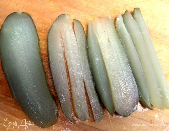 Соленый огурец нарезать на тонкие полоски, снять салфеткой излишний рассол.