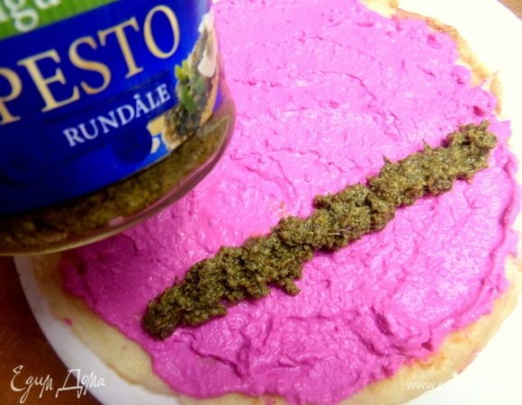 Нанести полоску соуса песто (у меня местный, латвийский).