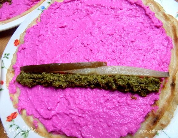 Рядом — полоски из огурца.