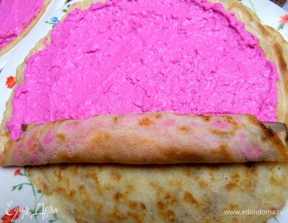 Накрыть краем и скрутить в трубочку каждый блин.