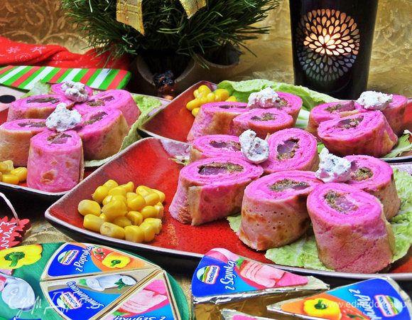 Подаем на закуску пикантные блинные роллы.