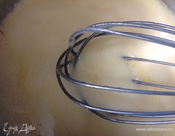 Для начала скажу, в рецепте указано 500 г муки. Это то, что изначально пойдет в тесто, но вам еще понадобится небольшое количество муки для раскатывания коржей, измеряться это количество будет в щепотках.
В сотейнике с толстым дном или на водяной бане растапливаем сливочное масло (60 г), добавляем щепотку соли, мед (4 ст. л.), коньяк (2 ст. л.) ,чайную ложку соды, гашеной уксусом.
Все начинает пениться, и это то что надо:) Постоянно помешиваем.