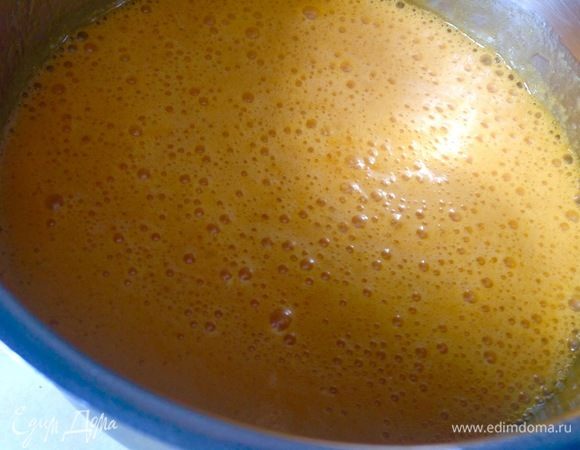 Цвет смеси меняется прямо на глазах, достигла золотого цвета, снимаю сотейник с огня и даю ему остыть немного.