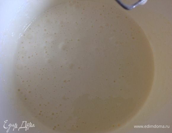 Пока медовая смесь остывает, делаем яичную смесь: в чаше для миксера взбиваем 2 яйца с 200 г сахара до белой пены.