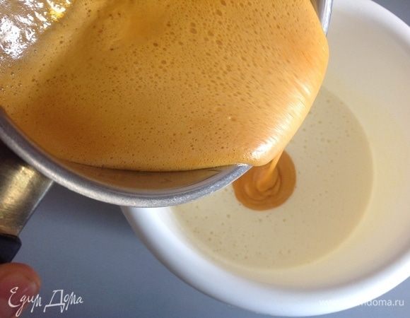 Теперь вливаем золотую, медовую, смесь в белую яичную пену постепенно.
