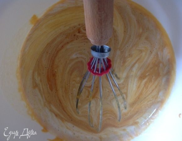 Сразу вымешиваем венчиком.