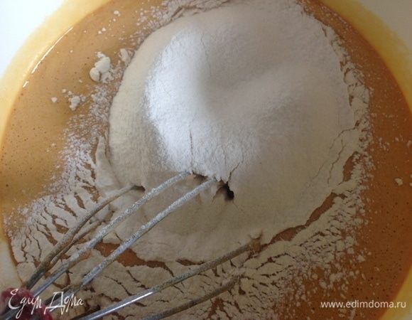 Теперь пора добавлять муку, по рецепту у нас 500 г муки, мы будем добавлять порциями, чтобы тесто вышло нежным не забитым.
Я добавляю в тесто 400 г муки и 100 оставляю для последующего замешивания теста в комок, эти 400 г я делю на 3 порции по 133 г, грубо говоря, это стакан муки на 200 мл который.
Теперь беру 1 стакан муки и просеиваю его в нашу золотистую смесь.