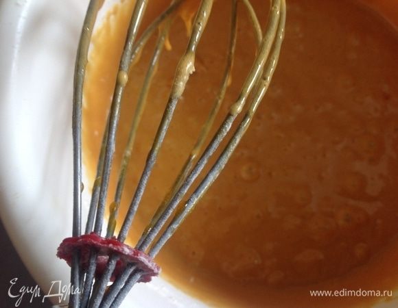 Просеяла, замешиваю венчиком, тесто жидкое с пузырьками воздуха.