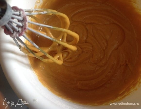 Насыпаю второй стакан муки и снова просеиваю его в тесто, замешиваю, тесто уже выходит густое и тягучее, тянется, оставляя след.