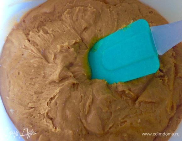 Насыпаю третий стакан муки, просеиваю его в тесто, уже венчиком тесто не замешаешь, я замешиваю лопаткой и немного мокрой рукой, тесто густое и липкое.