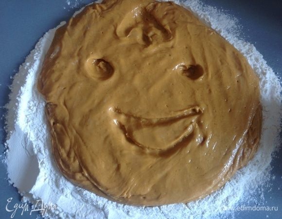 И выкладываю в муку густое тесто.