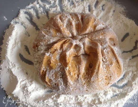 Прямо на муке сворачиваю края растекшегося теста вовнутрь и замешиваю тесто руками в комок, и пока больше никакой муки!