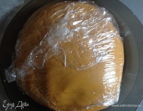 Заворачиваем тесто в пленку и отправляем в холодильник, забываем про него. Я забыла на три часа, потому что была занята другим, но, думаю, самый минимум — это час, но два лучше.