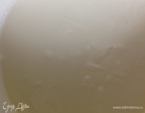 Крем: тут все просто, сметану взбиваем с сахарной пудрой и пакетиком ванильного сахара, я добавляла 7–8 ст. ложек сахарной пудры, добавляла и пробовала на вкус, зависит еще от кислоты вашей сметаны.
Так как я не нашла сметану 30% в этот день, то использовала сметану 20%.