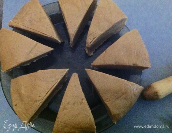 Здесь обратите ваше внимание! Достаем тесто из холодильника, я делила тесто на 8 равных частей изначально, затем из обрезков трех частей теста выкатала 9-й корж, и все равно обрезков от коржей для посыпки торта оказалось слишком много, у меня осталась перемолотая посыпка из обрезков, думаю, что можно делать 10 коржей смело. 10-й корж можно тоже из обрезков раскатать либо делить ком теста с самого начала на равных 10 частей. В следующий раз так и сделаю.