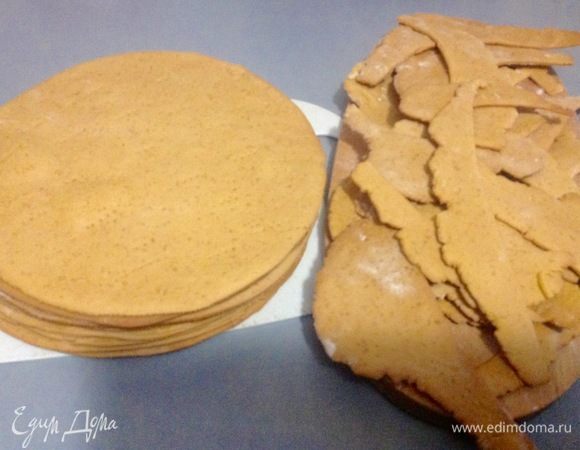 Пекутся коржи очень быстро, поэтому я смотрела на часы каждый раз, когда отправляла корж в духовку, засекала 5 минут и вынимала через 4–5 минут, это тесто имеет свойство очень быстро гореть, и тут главное их не сжечь, а просто испечь до золотого оттенка, а не темно-коричневого :)
Испекшиеся коржи поддевала широкой тонкой лопаткой и вынимала на одну доску, обрезки — на другую, в течение выпечки коржей периодически посыпала противень мукой, перед тем как положить новый корж на противень.