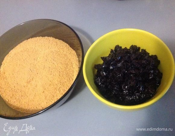 Итак, повторюсь, я испекла 9 коржей, но легко можно и 10. 
Коржи остывают, готовый крем стоит в холодильнике, пока перебиваем обрезки в блендере до мелкой крошки, если не в блендере,то положите обрезки в пакет и пройдитесь по ним скалкой, делайте это порциями.
Чернослив я залила кипятком предварительно, немного постоял, чтобы вся грязь с него ушла, затем на сито мелкое и дать хорошо стечь, только затем мелко нарезать.